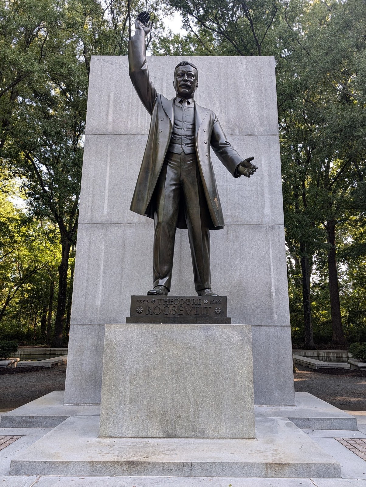 Xiegu G90 and Buddipole set up on the trail at Theodore Roosevelt Island National Memorial