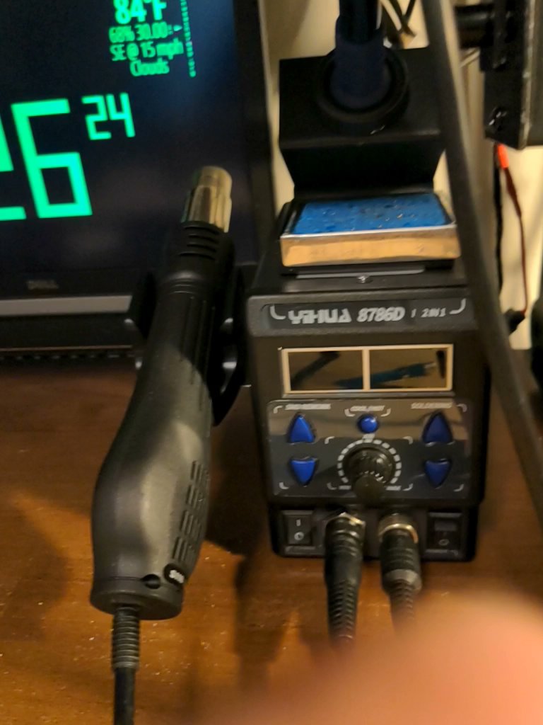My soldering bench: a YIHUA 8786D hot-air rework station, in regular use