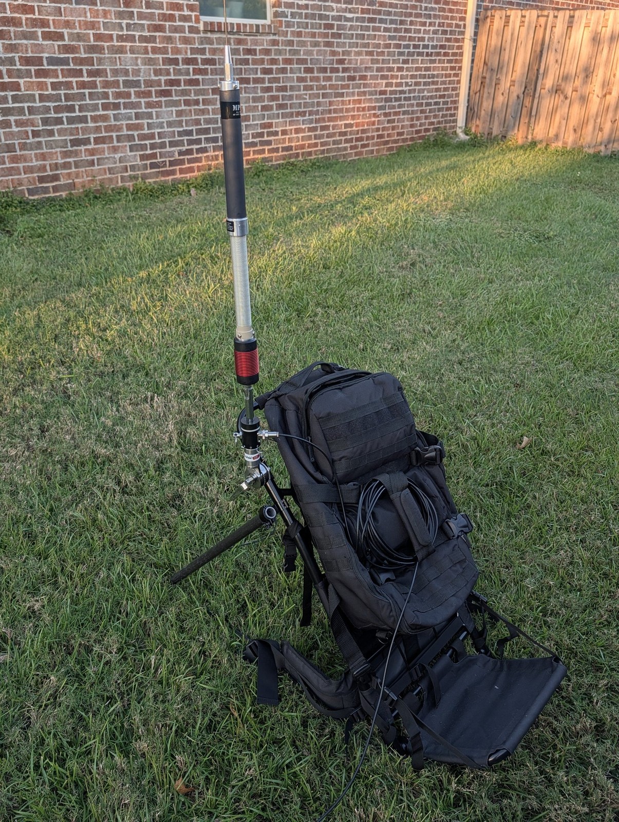 A portable HF antenna mounted on a backpack frame, set up in the backyard for a test QSO ahead of the November RaDAR Rally